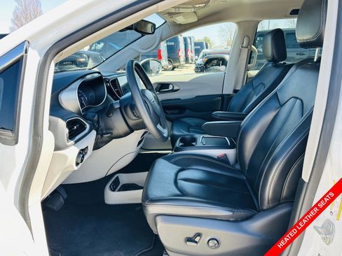 Used 2023 Chrysler Pacifica Touring-L image 3