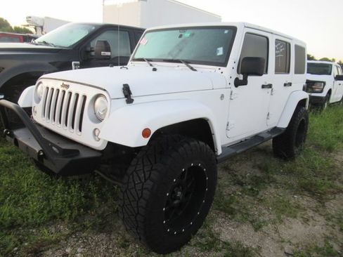 Used 2017 Jeep Wrangler Unlimited Sahara w/ Max Tow Package AWD/4WD image 3