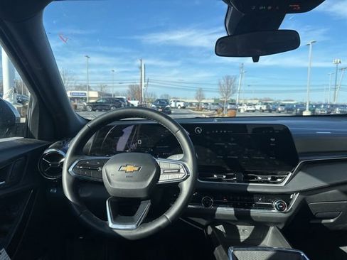 Used 2025 Chevrolet Equinox LT FWD image 8