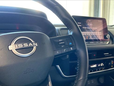Used 2025 Nissan Rogue SV FWD image 9