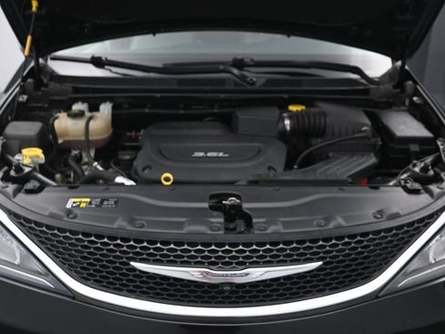 Used 2017 Chrysler Pacifica Limited w/ UConnect Theater Package FWD image 28