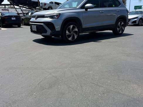 Used 2025 Volkswagen Taos SE AWD/4WD image 1