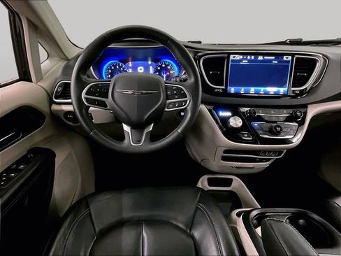 Used 2022 Chrysler Pacifica Touring-L FWD image 5