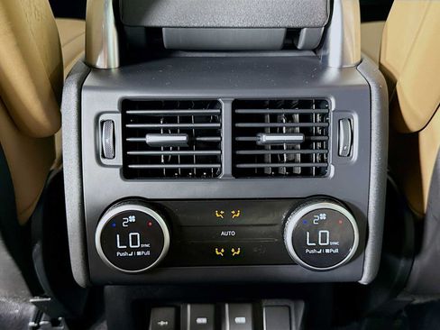 Used 2023 Land Rover Discovery Metropolitan Edition AWD/4WD image 24