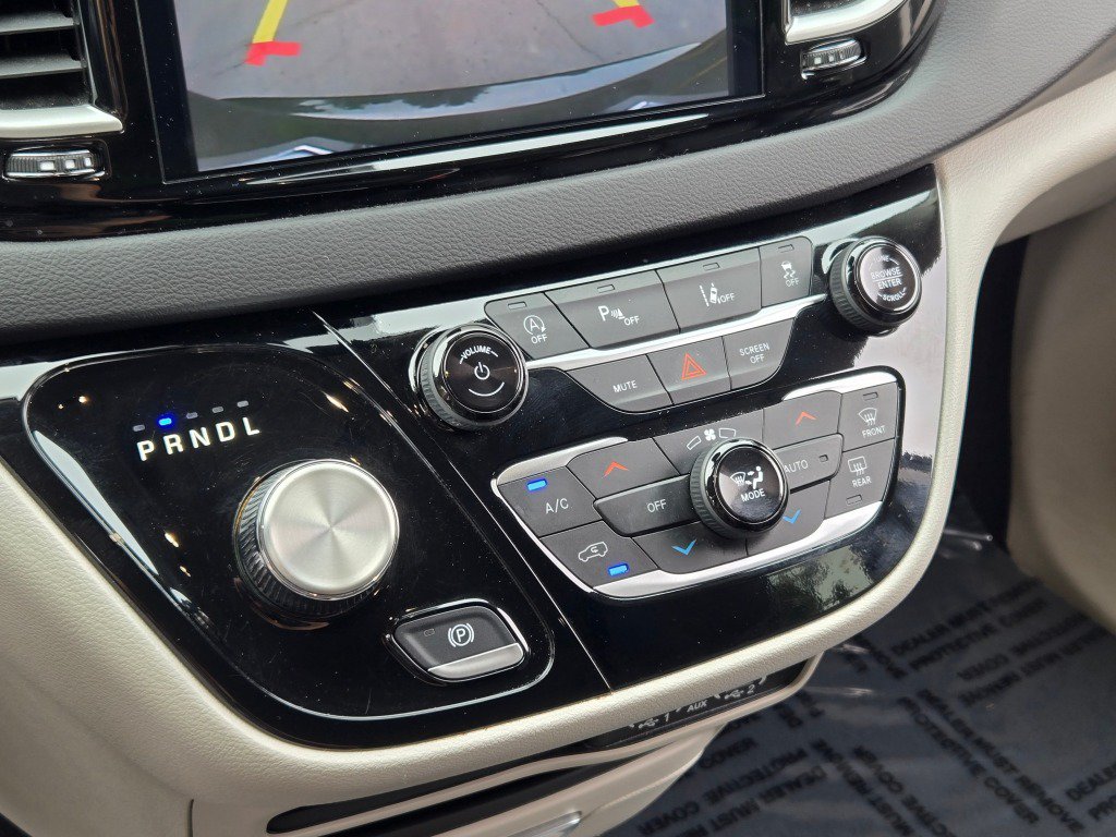 Used 2024 Chrysler Pacifica Touring-L FWD image 26