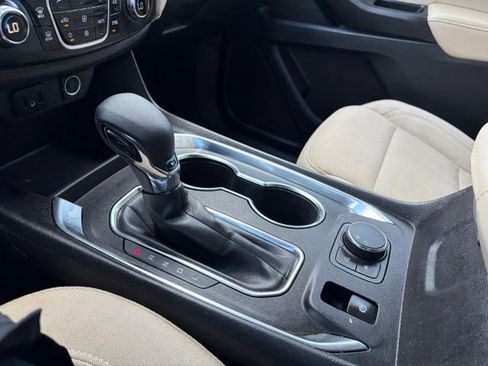 Used 2022 Chevrolet Traverse LS FWD image 24