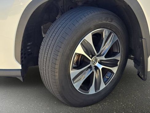 Used 2020 Toyota Highlander XLE AWD/4WD image 37