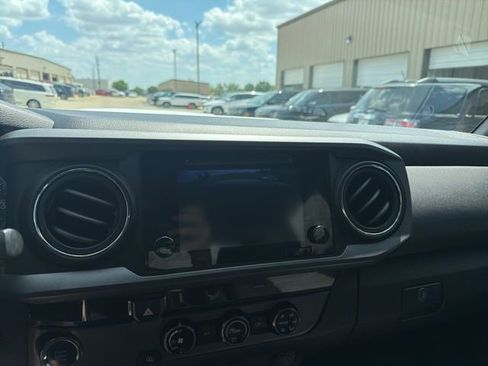 Used 2017 Toyota Tacoma TRD Sport w/ Tow Package RWD image 16