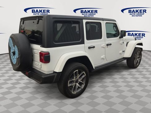Used 2024 Jeep Wrangler Unlimited w/ Convenience Group AWD/4WD image 3