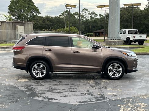 Used 2019 Toyota Highlander Limited FWD image 12