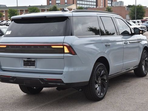 New 2026 Lincoln Navigator Reserve w/ Jet Appearance Package AWD/4WD image 7