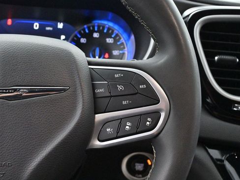 Used 2025 Chrysler Pacifica Select FWD image 45