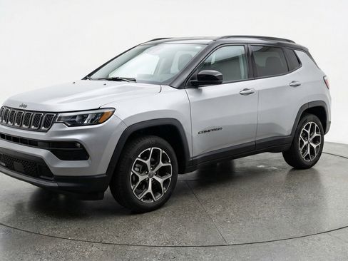 Used 2025 Jeep Compass Limited image 3