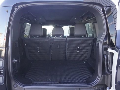 New 2026 Land Rover Defender 110 X-Dynamic SE image 31