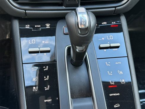 Used 2024 Porsche Macan image 25