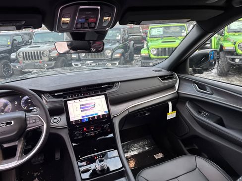 New 2025 Jeep Grand Cherokee Limited w/ Trailer Tow Package AWD/4WD image 36