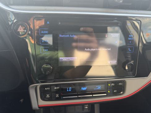 Used 2018 Toyota Corolla LE w/ Carpet Mat Package (TMS) FWD image 16