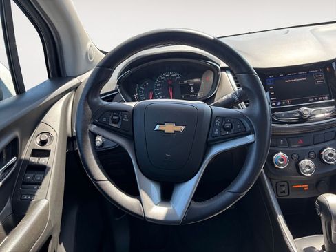 Used 2022 Chevrolet Trax LT w/ LT Convenience Package AWD/4WD image 13