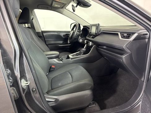 Used 2021 Toyota RAV4 LE image 4