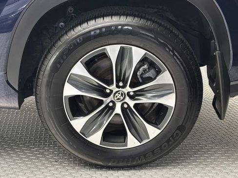 Used 2025 Toyota Highlander XLE AWD/4WD image 6