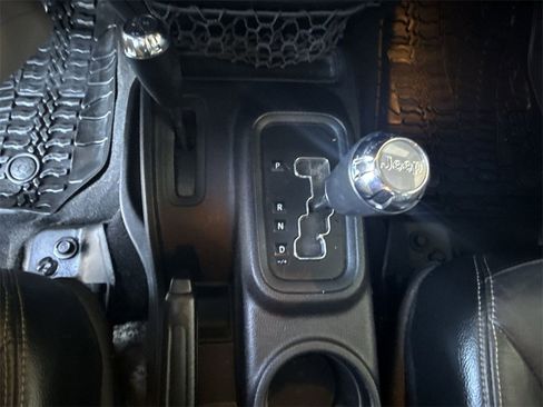 Used 2015 Jeep Wrangler Unlimited Rubicon w/ Connectivity Group image 14