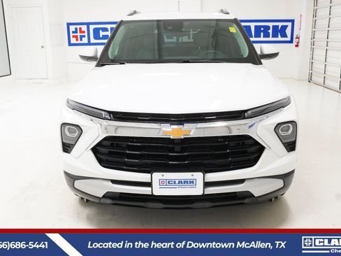 Used 2025 Chevrolet TrailBlazer LT w/ Driver Confidence Package FWD image 2