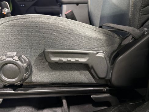 Used 2025 Jeep Wrangler Sport AWD/4WD image 18