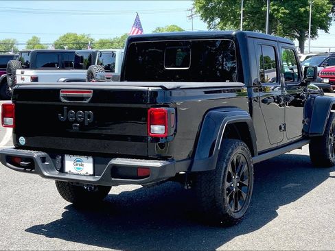 Certified 2024 Jeep Gladiator Sport AWD/4WD image 9