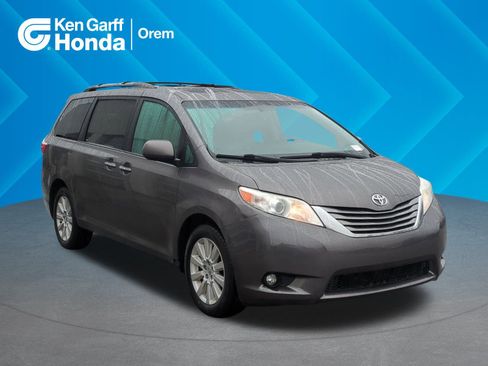 Used 2015 Toyota Sienna Limited image 1