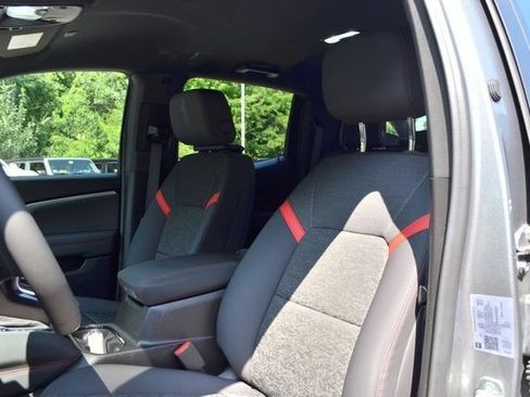 Used 2025 Chevrolet Colorado Z71 w/ Midnight Edition AWD/4WD image 18