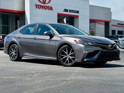 Used 2024 Toyota Camry SE w/ Convenience Package image 2