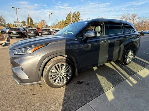 Used 2021 Toyota Highlander Platinum image 3