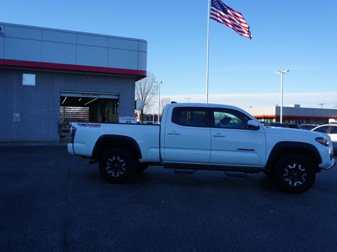 Used 2023 Toyota Tacoma TRD Off-Road image 3