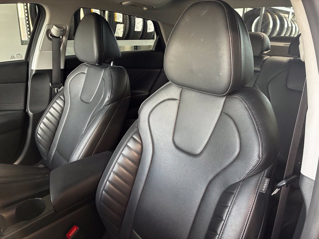 Certified 2025 Hyundai Elantra Limited FWD image 11