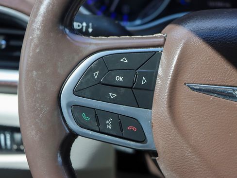 Used 2017 Chrysler Pacifica Touring-L FWD image 30