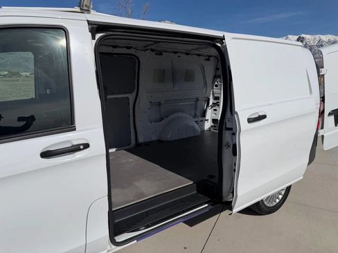 Used 2021 Mercedes-Benz Metris image 12