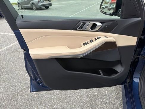 Used 2022 BMW X5 xDrive40i w/ M Sport Package image 11