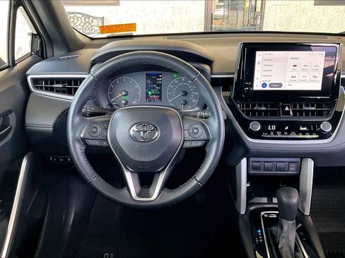 Used 2024 Toyota Corolla Cross SE image 5