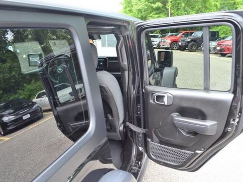 Used 2025 Jeep Wrangler Unlimited Rubicon AWD/4WD image 34