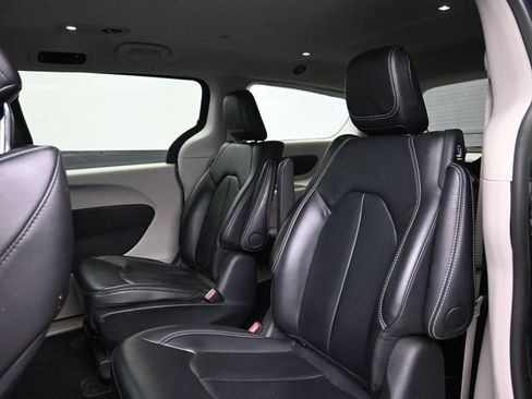 Used 2024 Chrysler Pacifica Select image 18