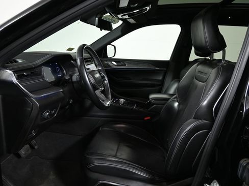 Used 2022 Jeep Grand Cherokee L Overland w/ Luxury Tech Group IV image 3