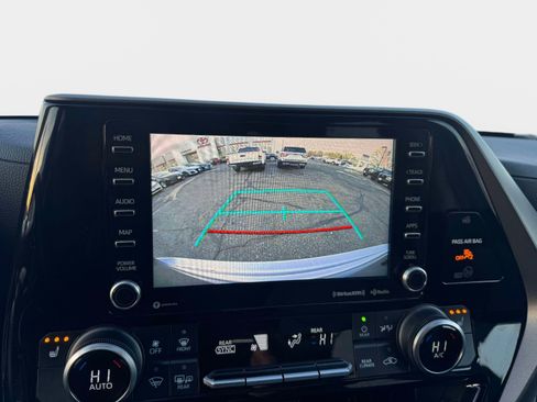 Used 2021 Toyota Highlander XLE image 24