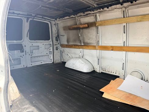 Used 2011 Chevrolet Express 2500 RWD image 15