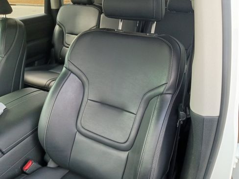 Used 2025 Nissan Armada SV AWD/4WD image 30