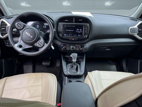 Used 2023 Kia Soul LX w/ LX Technology Package FWD image 7
