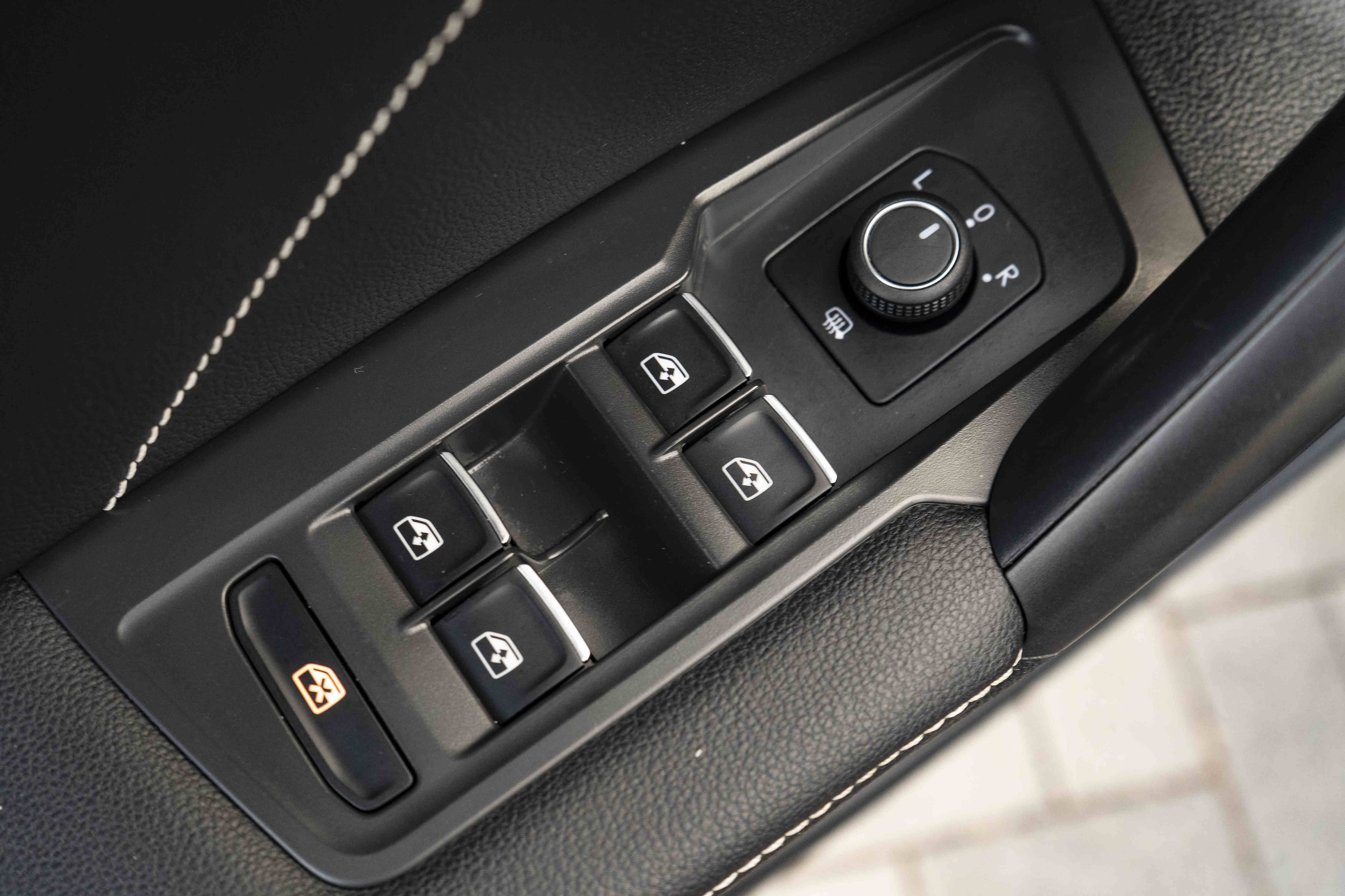 Certified 2023 Volkswagen Tiguan SE R-Line FWD image 32