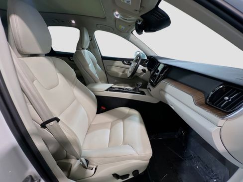 Used 2021 Volvo XC60 T5 Momentum w/ Protection Package Premier image 21