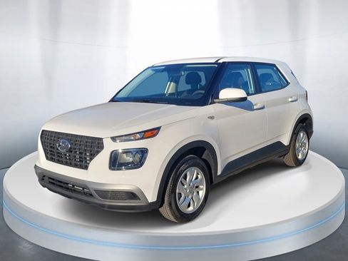 Certified 2025 Hyundai Venue SE image 2