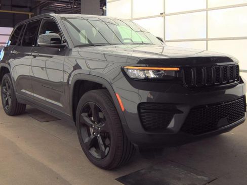 Used 2024 Jeep Grand Cherokee Altitude image 2