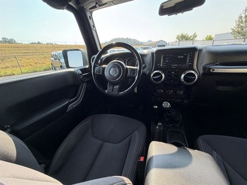 Used 2013 Jeep Wrangler Unlimited Sahara w/ Connectivity Group AWD/4WD image 16